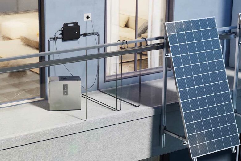 Une batterie résidentielle sur un balcon.
