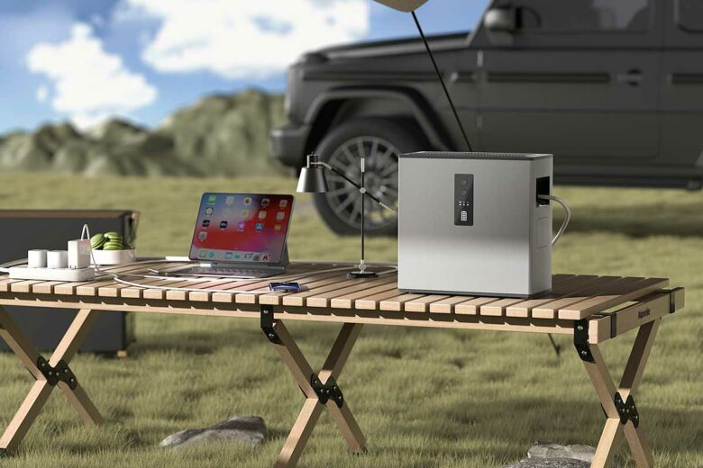 Une batterie qui aliment un PC portable en extérieur.