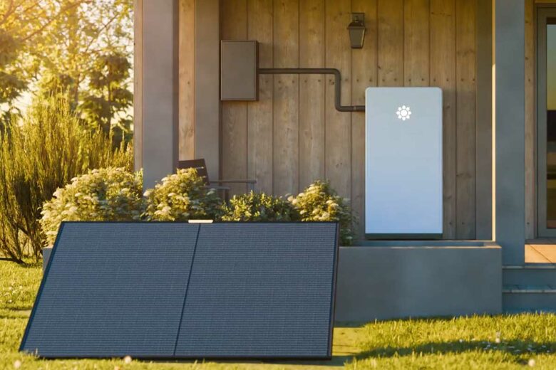 Des panneaux solaires couplés à une batterie résidentielle.