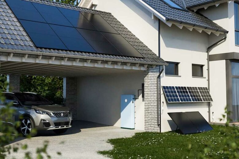 Une installation photovoltaïque Beem avec batterie et panneaux solaires.