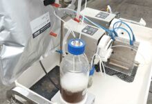 Le professeur Li Hong et son équipe de chercheurs ont mis au point une méthode permettant de produire jusqu'à 13 litres d'hydrogène à partir de boues d'épuration. Crédit photo : NTUsg (capture d'écran vidéo YouTube)