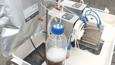 Le professeur Li Hong et son équipe de chercheurs ont mis au point une méthode permettant de produire jusqu'à 13 litres d'hydrogène à partir de boues d'épuration. Crédit photo : NTUsg (capture d'écran vidéo YouTube)