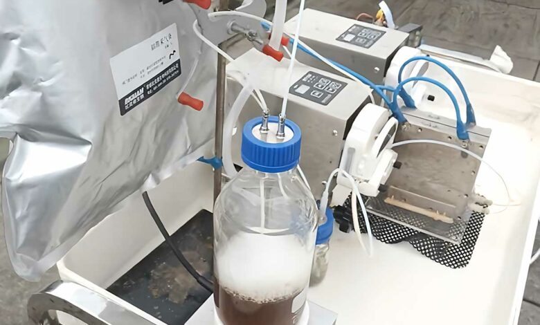 Le professeur Li Hong et son équipe de chercheurs ont mis au point une méthode permettant de produire jusqu'à 13 litres d'hydrogène à partir de boues d'épuration. Crédit photo : NTUsg (capture d'écran vidéo YouTube)