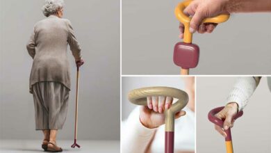 Une personne âgée utilisant la canne Ease.