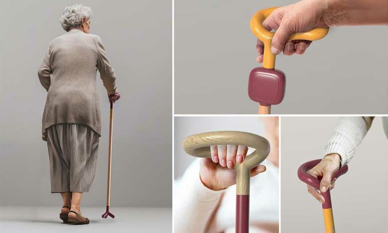 Une personne âgée utilisant la canne Ease.