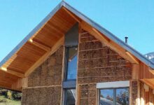 Une maison fabriquée avec de la paille.
