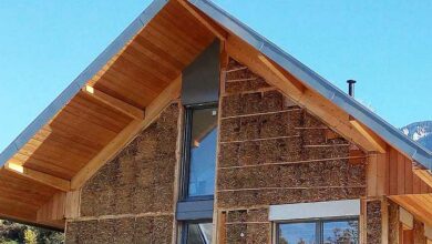 Une maison fabriquée avec de la paille.