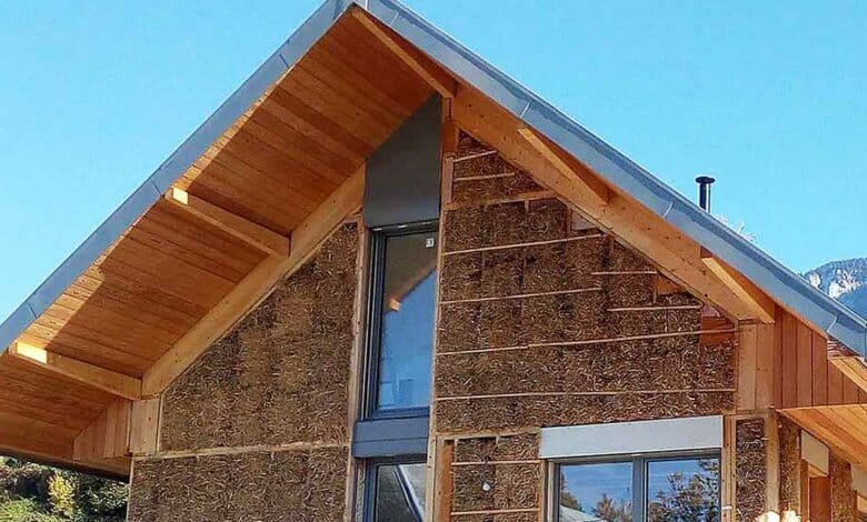 Une maison fabriquée avec de la paille.