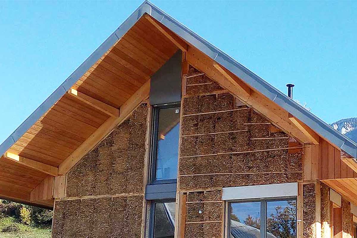 Une maison fabriquée avec de la paille.