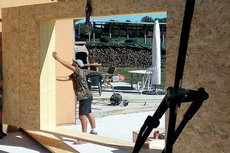 Un pan de mur isolé avec de la paille.