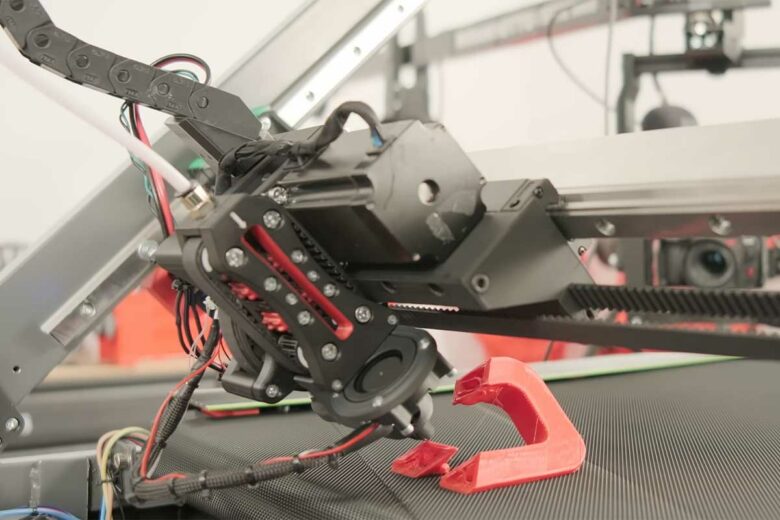 Détail de l'imprimante 3D fixée sur le tapis de course.