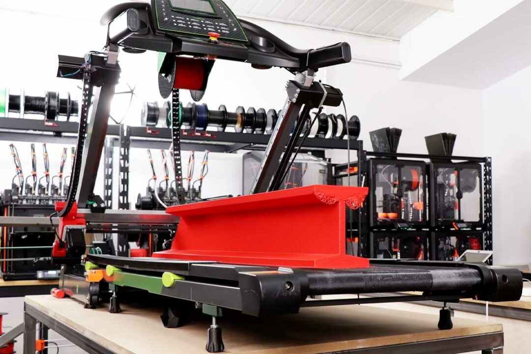 Une imprimante 3D montée sur un tapis de course.