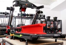 Une imprimante 3D montée sur un tapis de course.