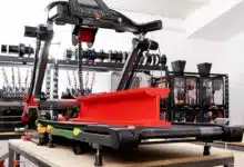 Une imprimante 3D montée sur un tapis de course.
