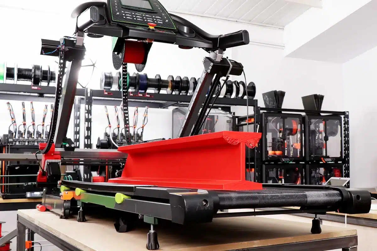 Une imprimante 3D montée sur un tapis de course.