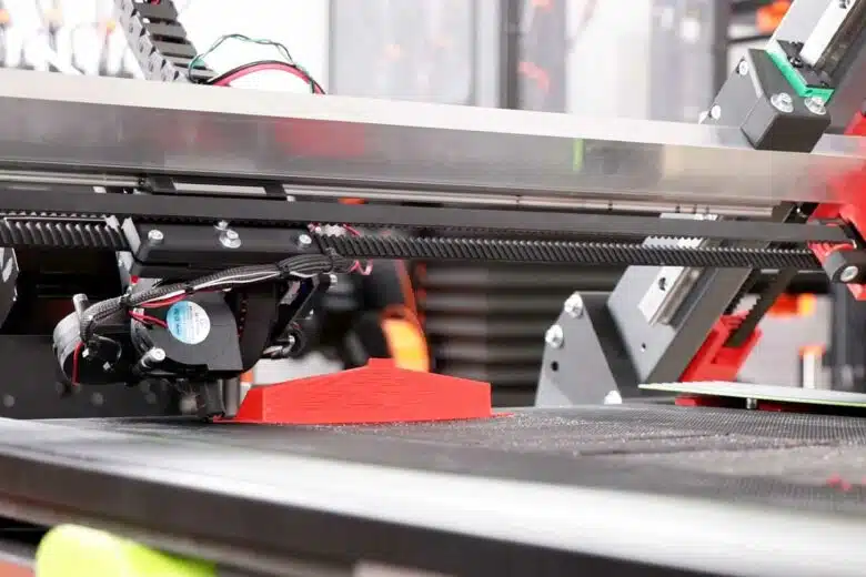 Une imprimante 3D avec un seul axe et un tapis roulant.