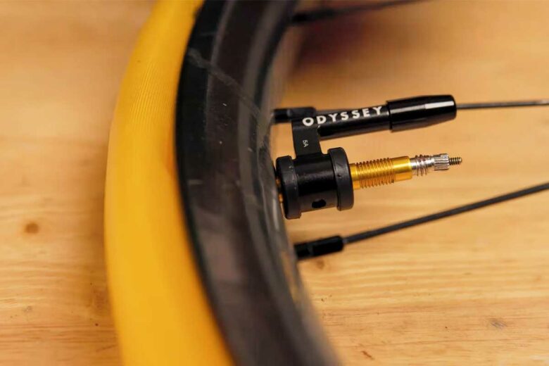 L'OPTIS dispose d'une double valve pour gonfler la protection et le pneu.