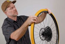 Un insert de roue gonflable pour vélo.