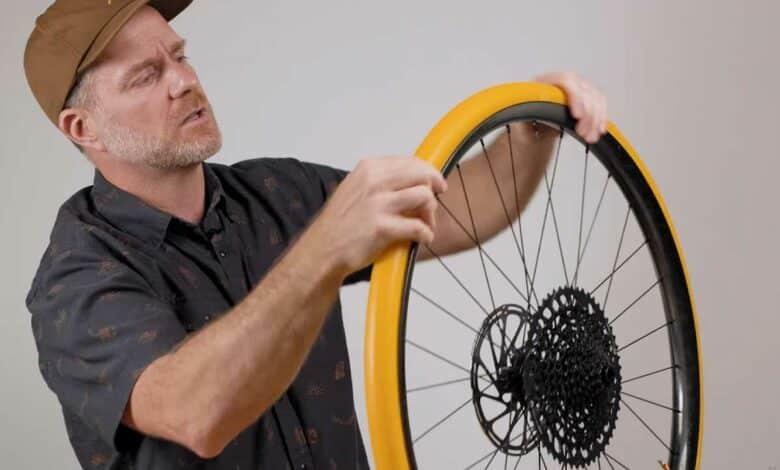 Un insert de roue gonflable pour vélo.