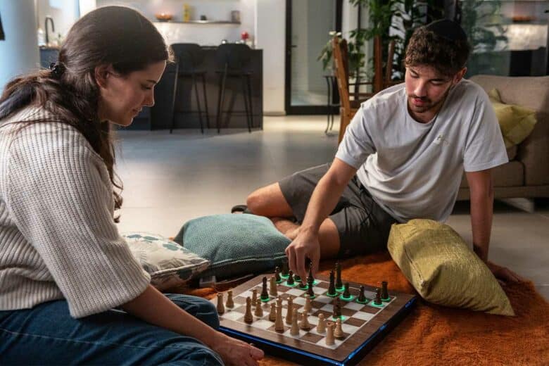 Deux personnes s'affrontent aux échecs.