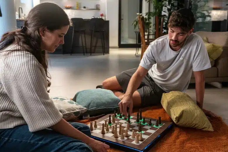 Deux personnes s'affrontent aux échecs.