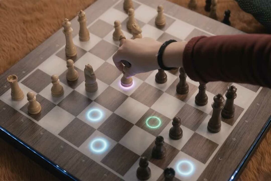 Une personne joue aux échecs.