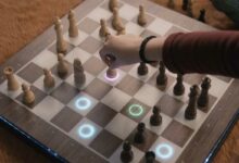 Une personne joue aux échecs.