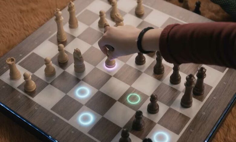 Une personne joue aux échecs.