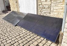 Des panneaux solaires captent l'énergie.