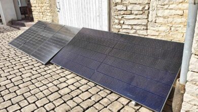 Des panneaux solaires captent l'énergie.