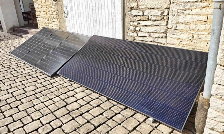 Des panneaux solaires captent l'énergie.
