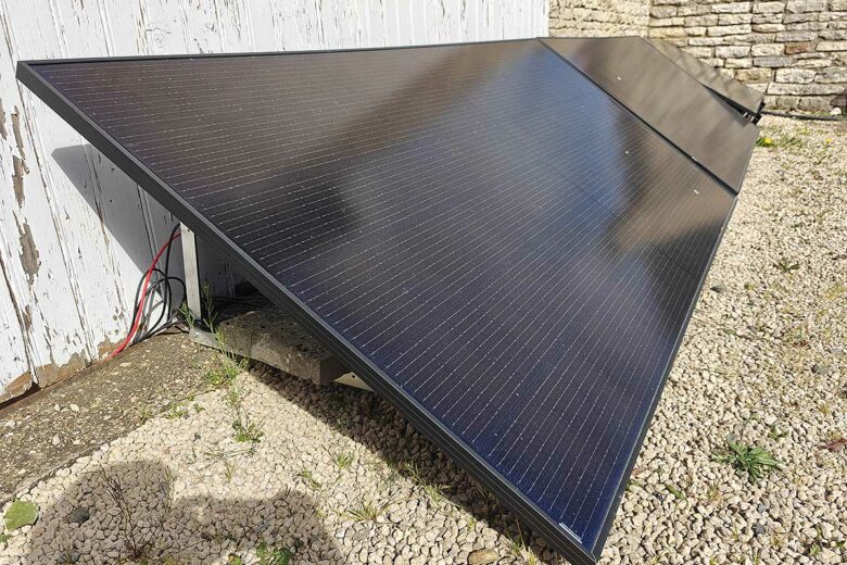 Panneaux solaires installés au sol.