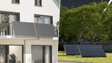 Des panneaux solaires installés sur un balcon ou au sol.