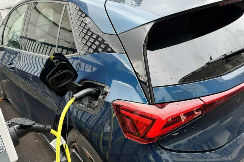 Une voiture électrique branchée.