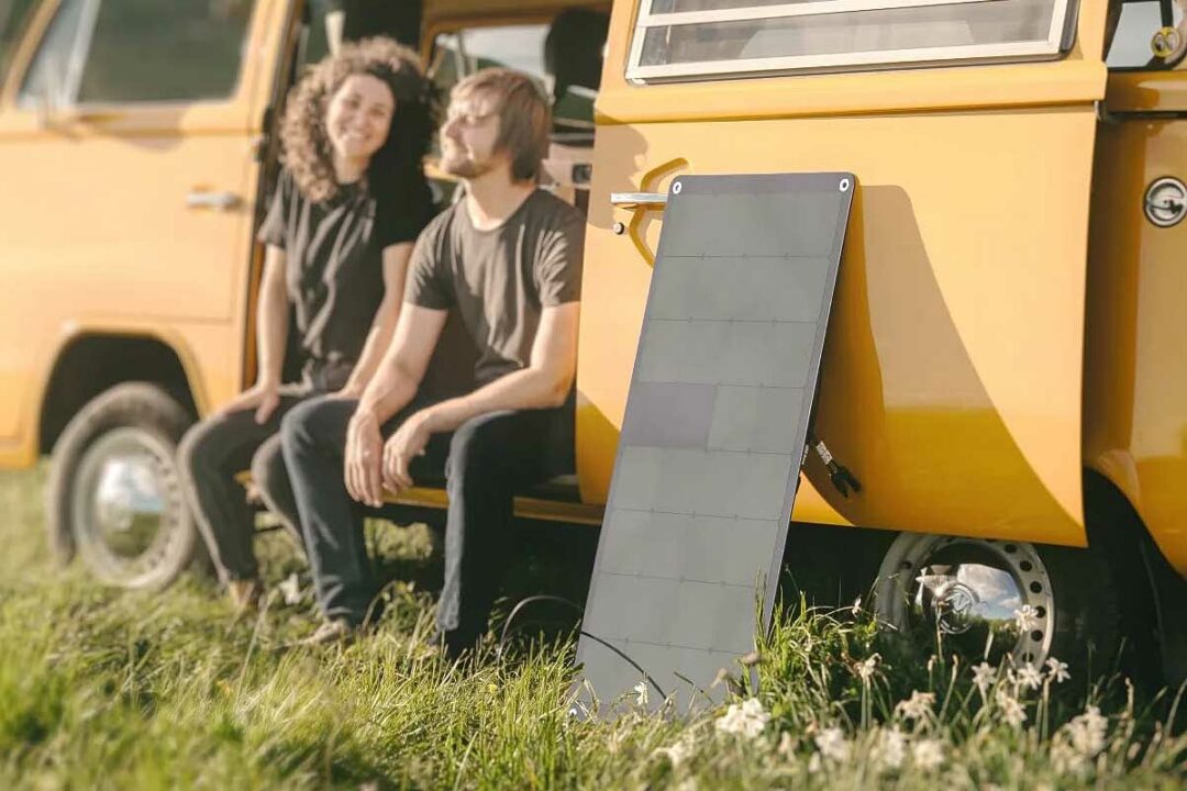 Des panneaux solaires en fibre de carbone pour une utilisation hors réseaux.