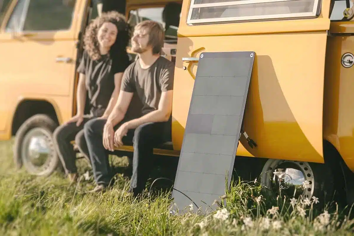 Des panneaux solaires en fibre de carbone pour une utilisation hors réseaux.