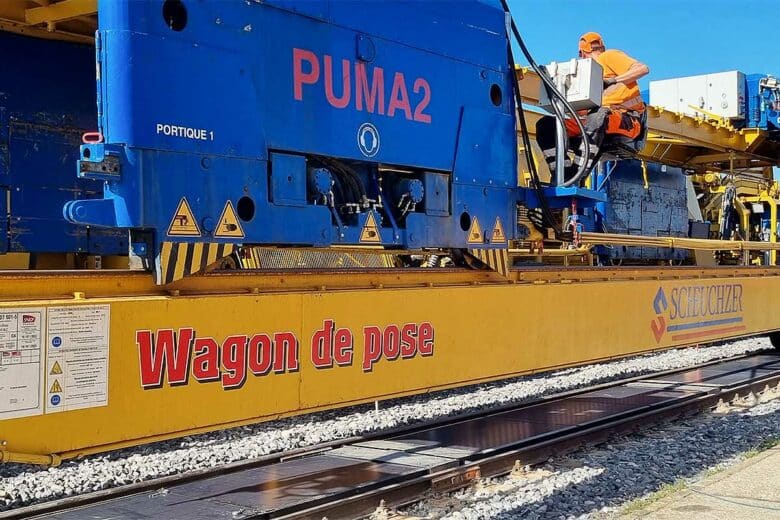 Un wagon spécialisé dans la pose des panneaux solaires.