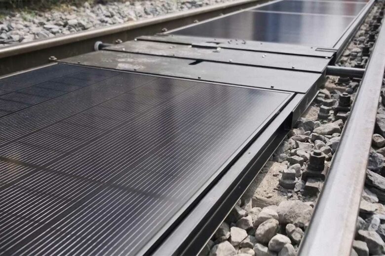 Des panneaux solaires entre les rails.