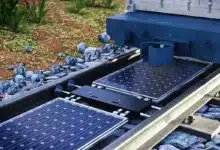 Installation de panneaux solaires entre les voies de chemin de fer.
