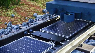 Installation de panneaux solaires entre les voies de chemin de fer.