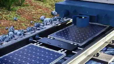 Installation de panneaux solaires entre les voies de chemin de fer.