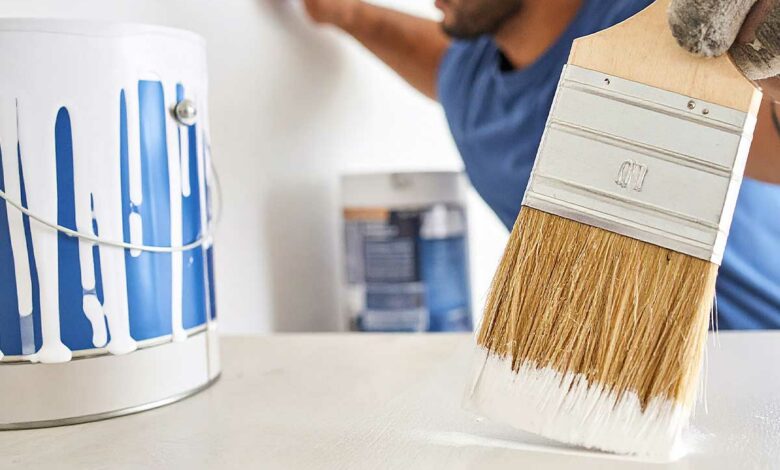 Une personne peint une surface.