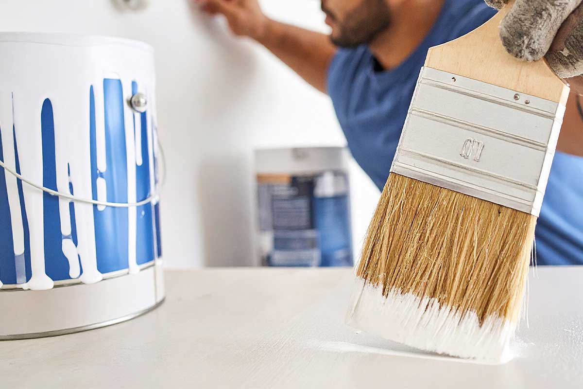 Une personne peint une surface.