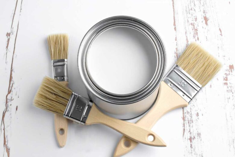 Un pot de peinture et des pinceaux.
