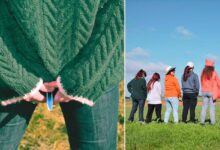 Un groupe de femmes qui font pipi debout.