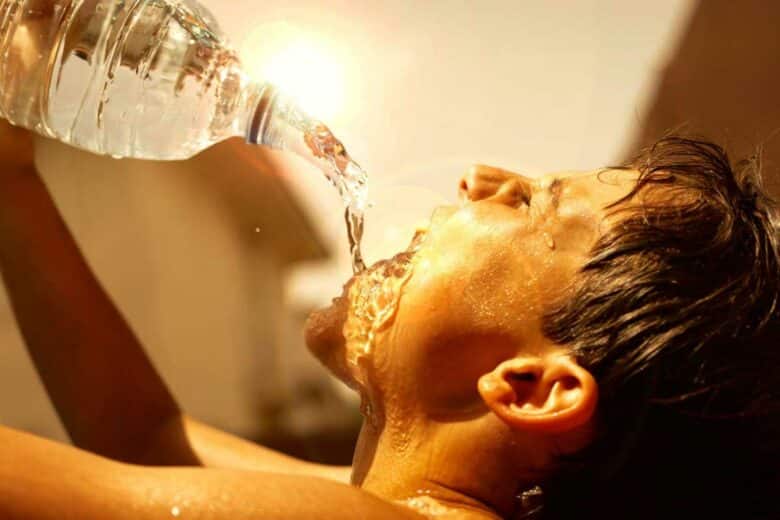 Un enfant boit de l'eau.