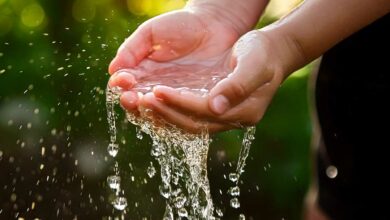 De l'eau dans les mains qui coule.