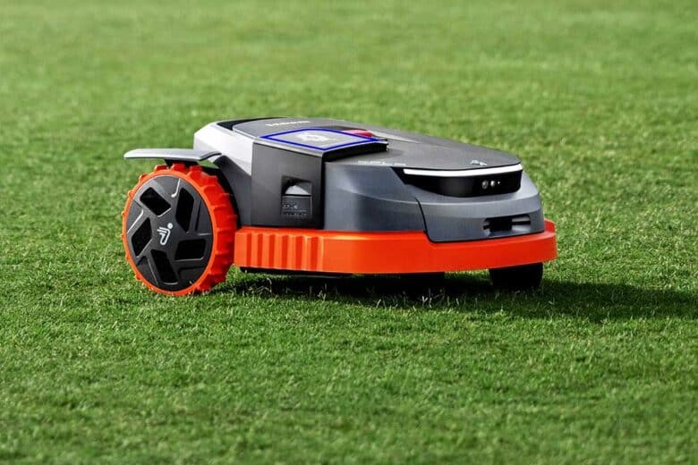 Un robot tondeuse Segway Navimow s'occupe de tondre la pelouse.