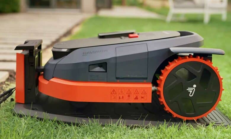 Une tondeuse robot Segway sur sa base.