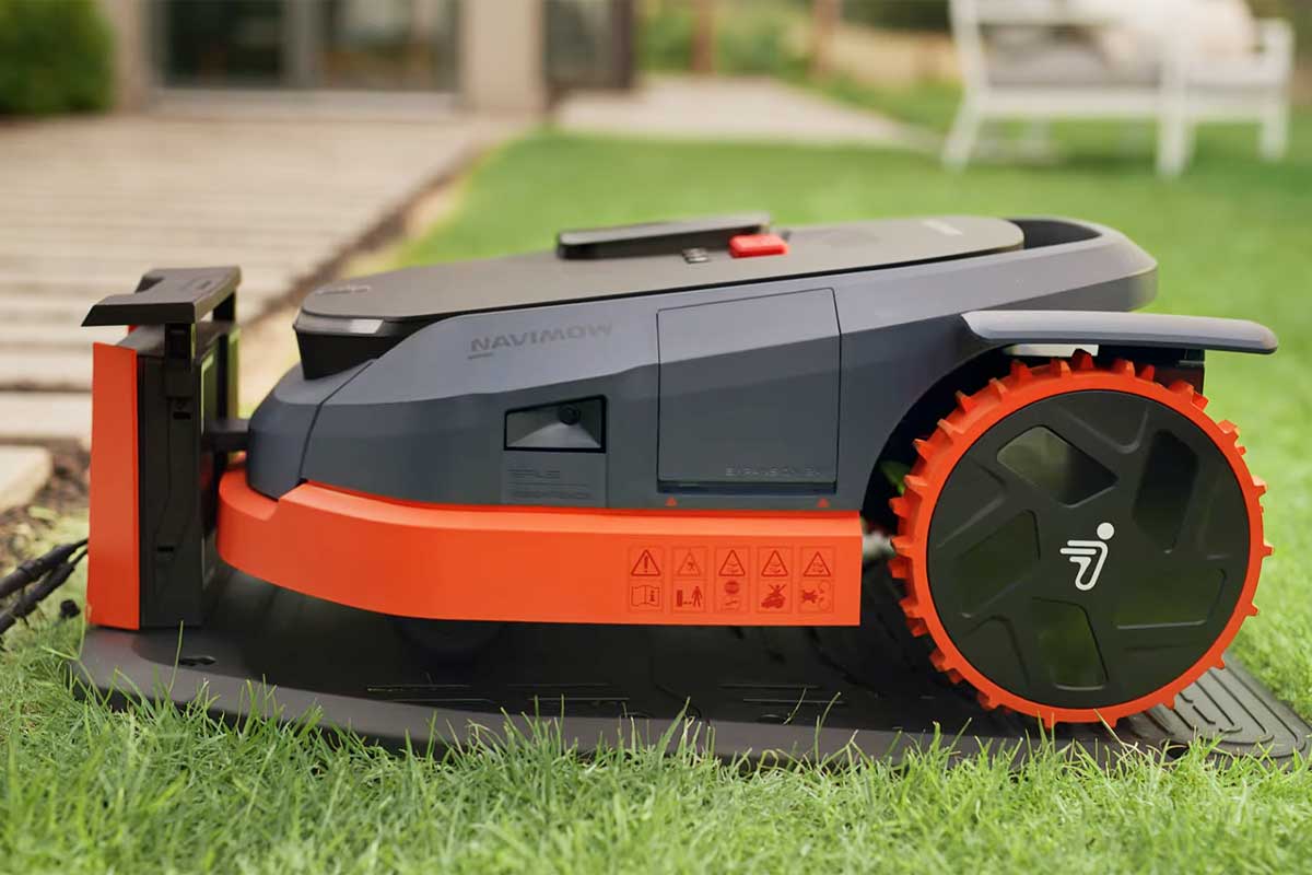 Une tondeuse robot Segway sur sa base.